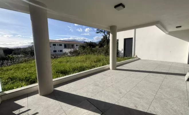 Grande terrasse extérieure en partie couverte